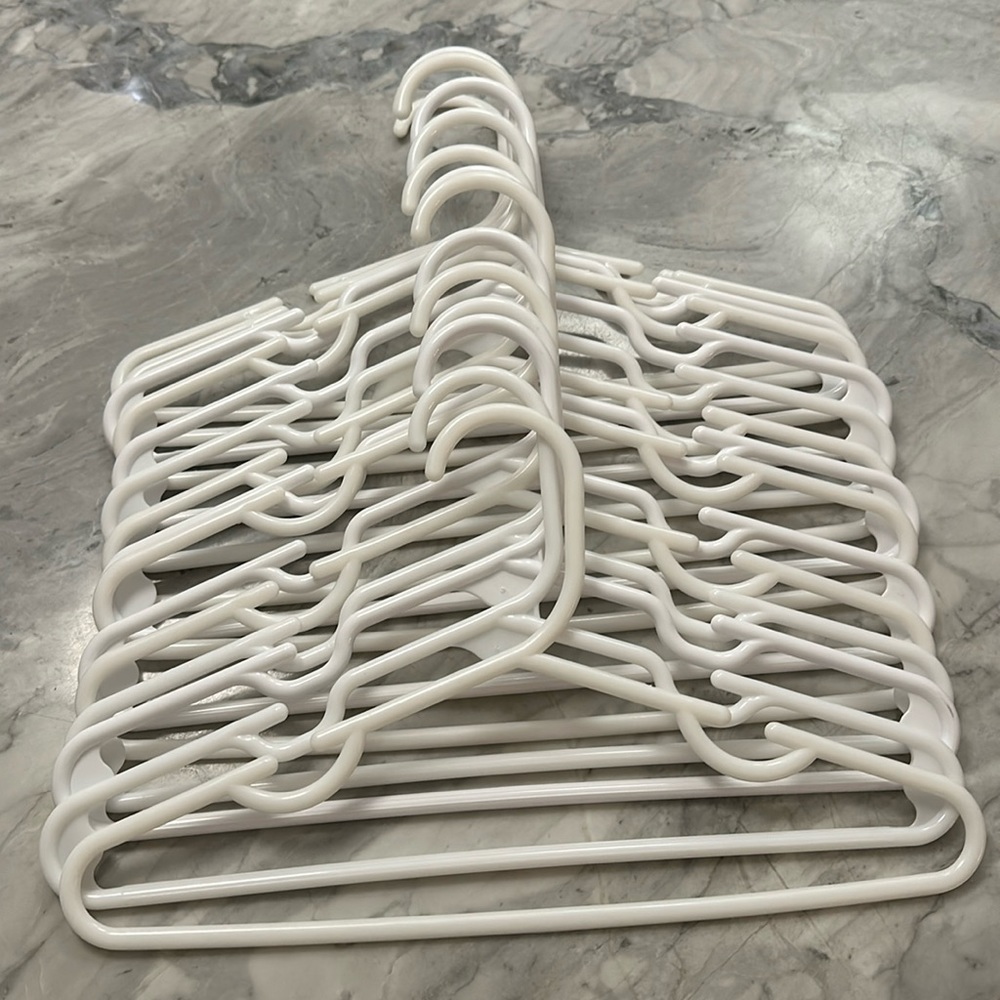 15 kids hangers with strap holders; 5 without. Total 20.